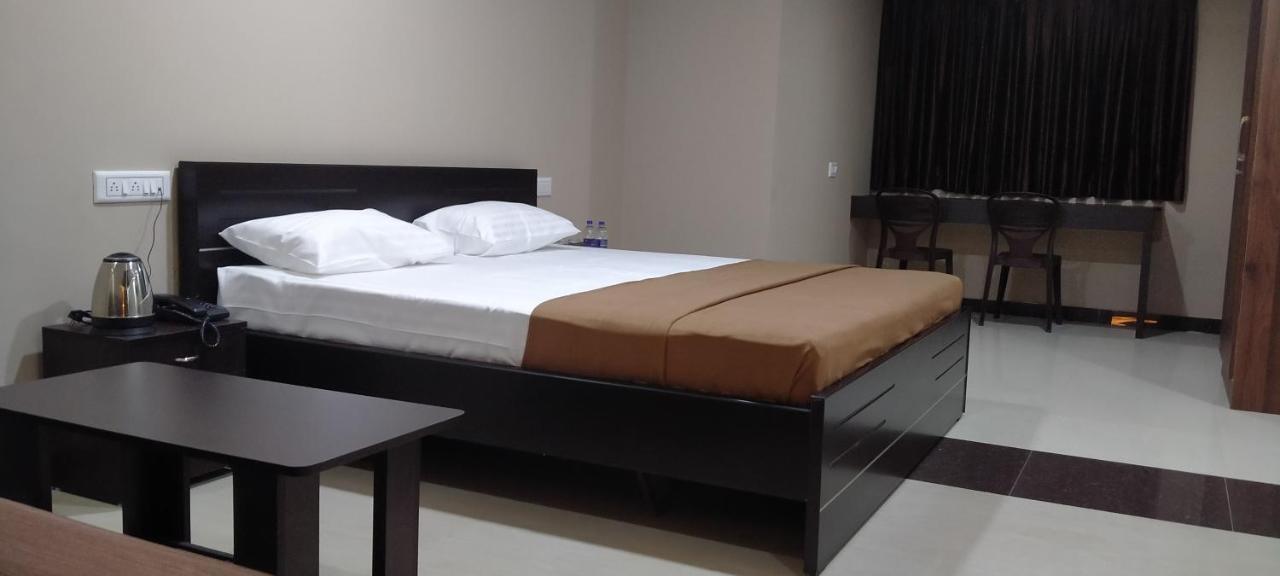 The Nisarga Grand Hotel Bangalore Bagian luar foto