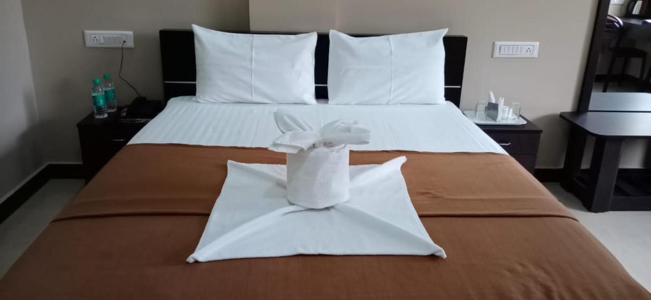 The Nisarga Grand Hotel Bangalore Bagian luar foto