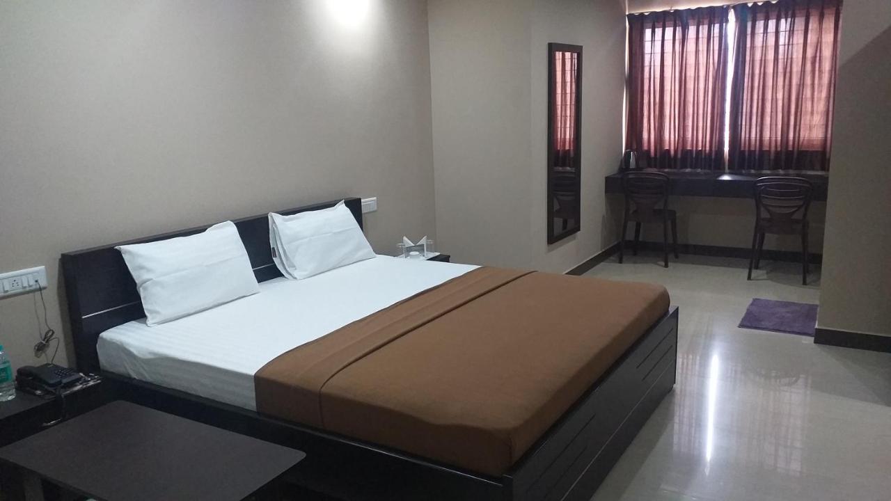 The Nisarga Grand Hotel Bangalore Bagian luar foto