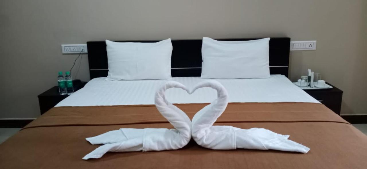 The Nisarga Grand Hotel Bangalore Bagian luar foto