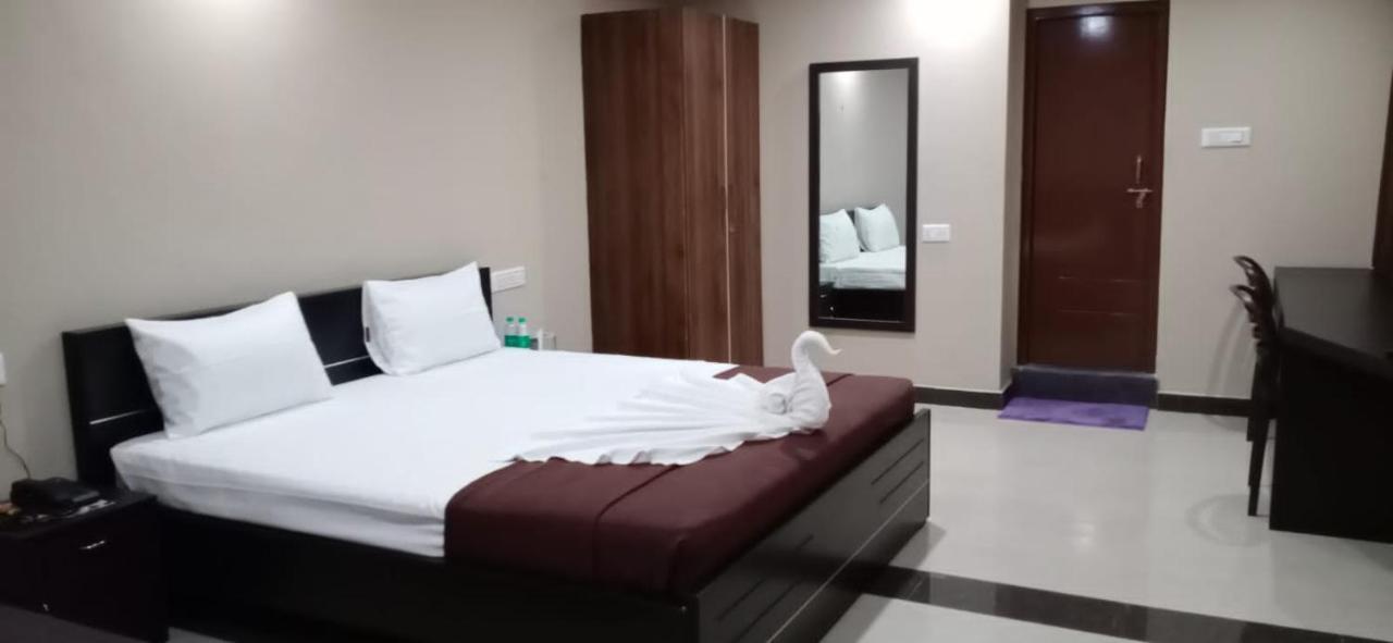 The Nisarga Grand Hotel Bangalore Bagian luar foto