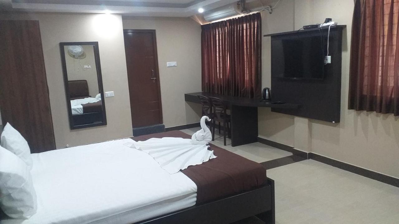 The Nisarga Grand Hotel Bangalore Bagian luar foto