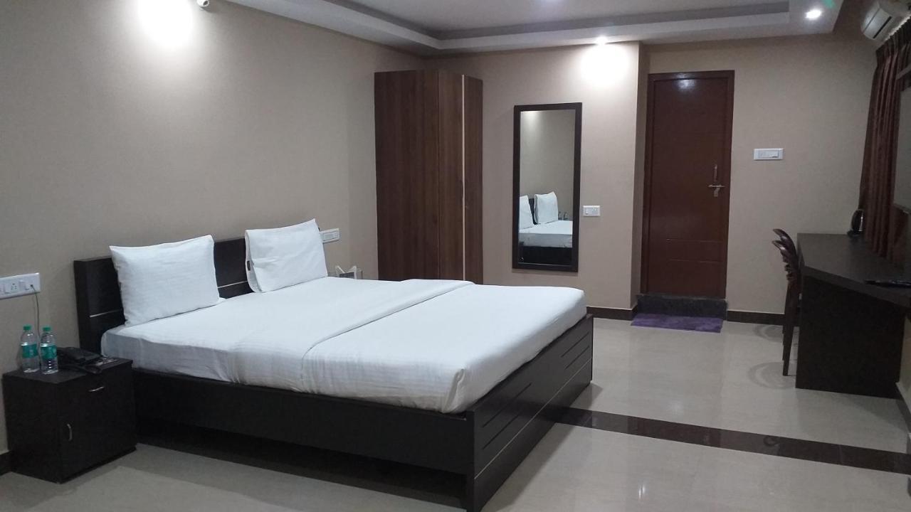 The Nisarga Grand Hotel Bangalore Bagian luar foto