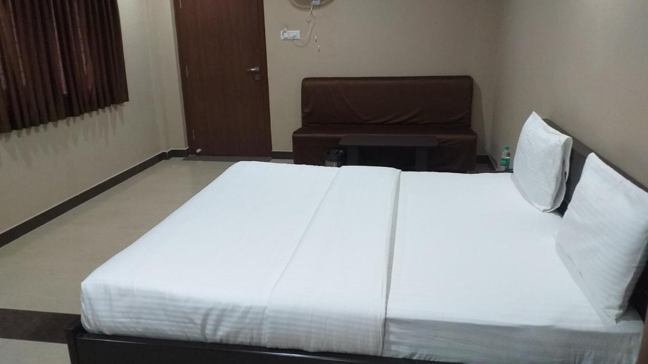 The Nisarga Grand Hotel Bangalore Bagian luar foto