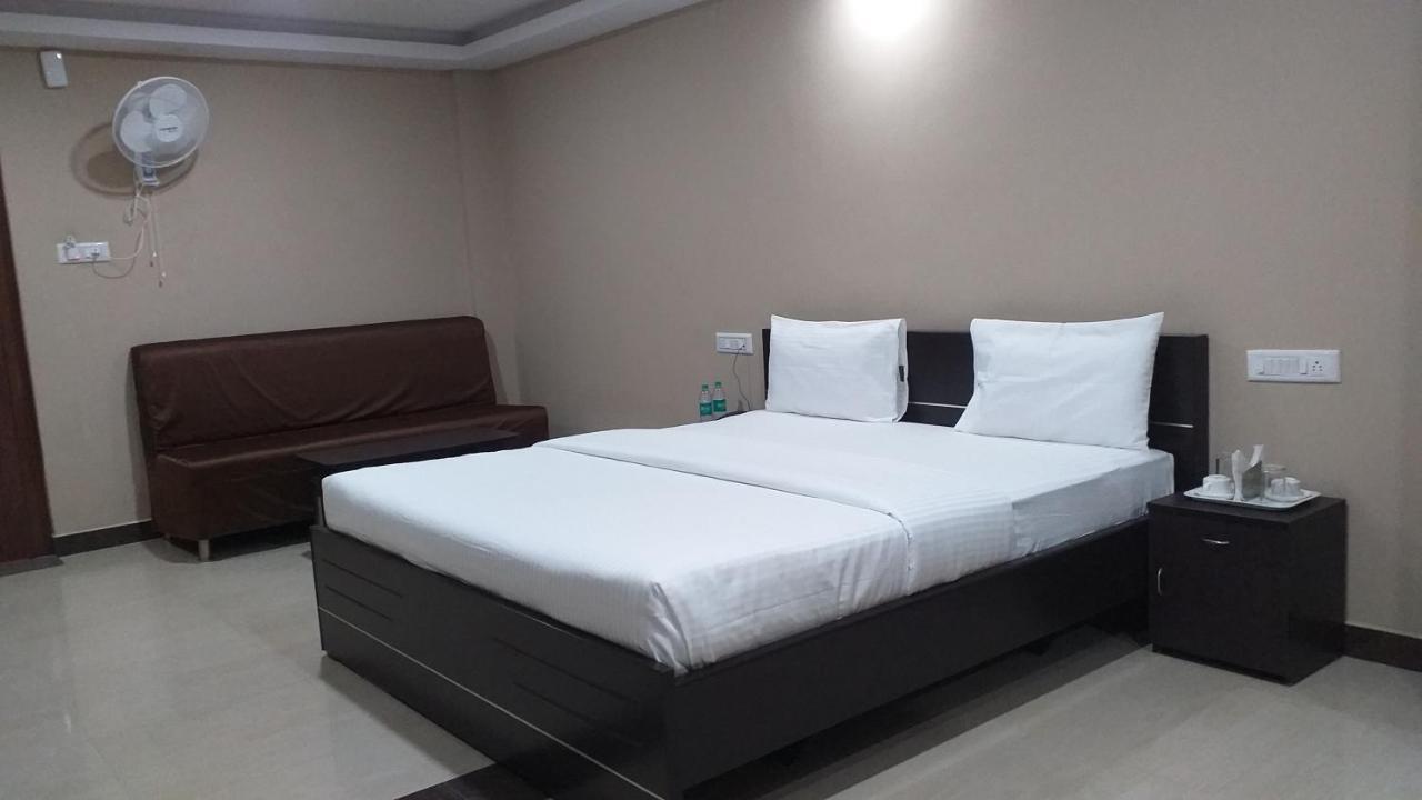 The Nisarga Grand Hotel Bangalore Bagian luar foto