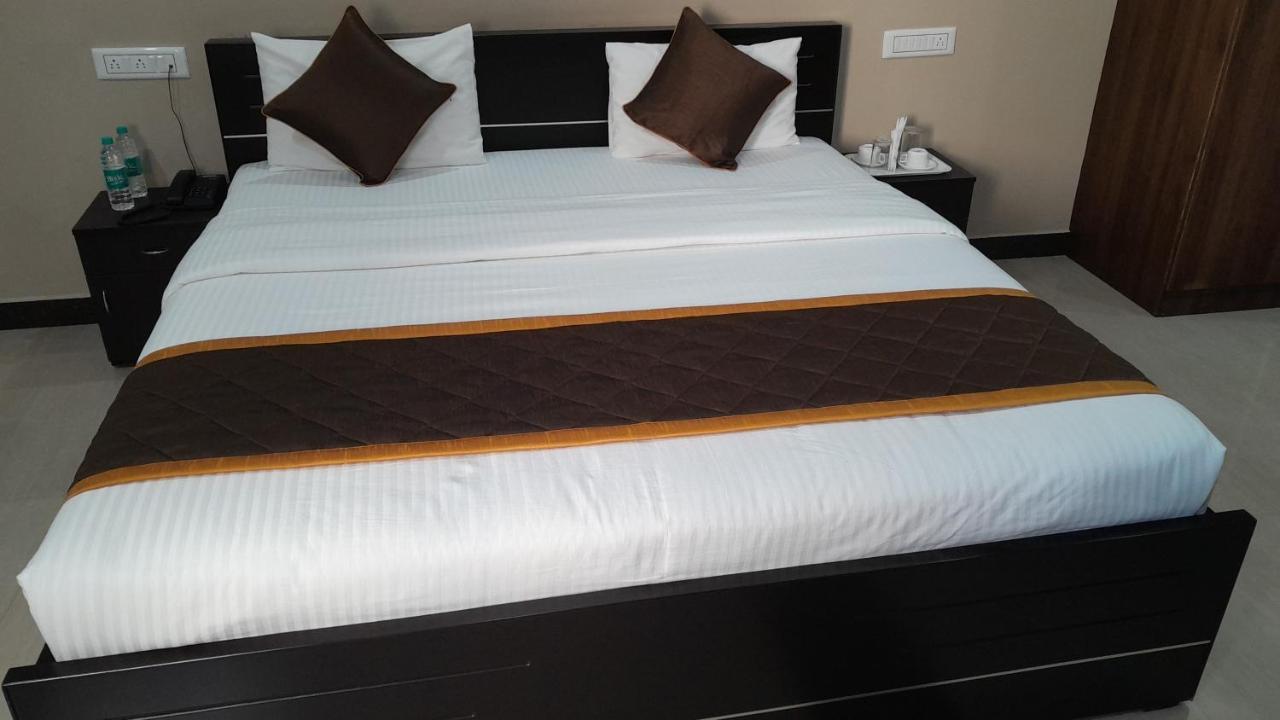 The Nisarga Grand Hotel Bangalore Bagian luar foto