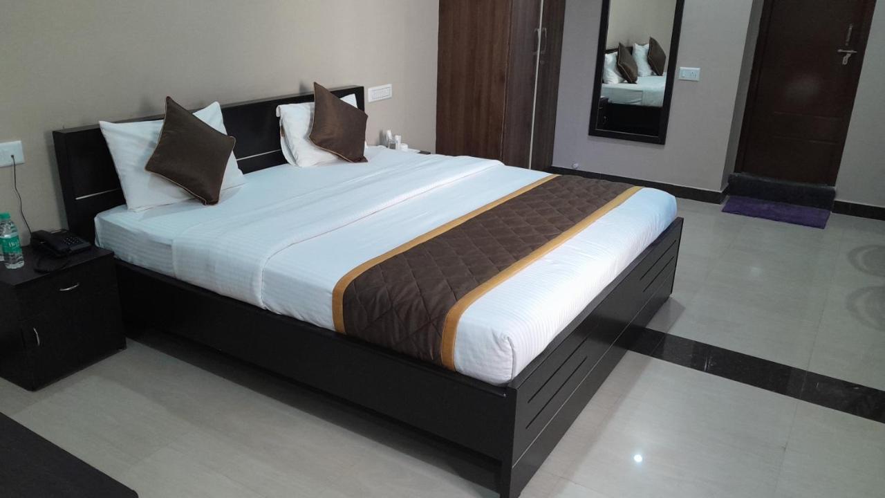 The Nisarga Grand Hotel Bangalore Bagian luar foto