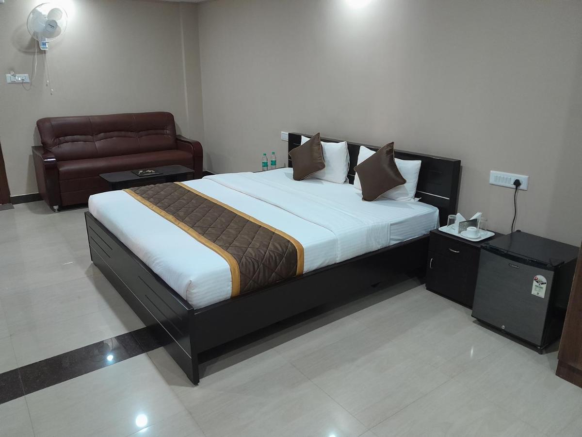 The Nisarga Grand Hotel Bangalore Bagian luar foto