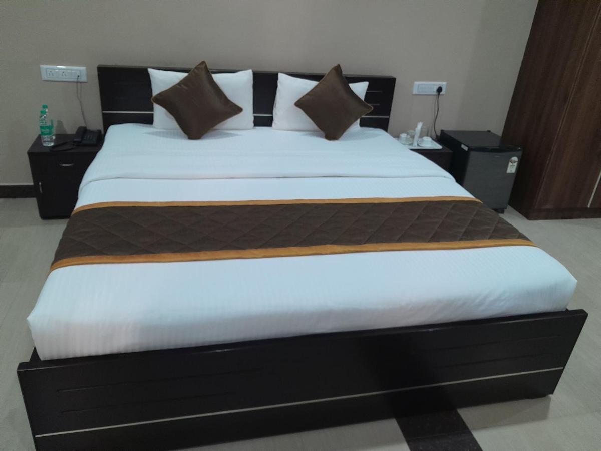 The Nisarga Grand Hotel Bangalore Bagian luar foto