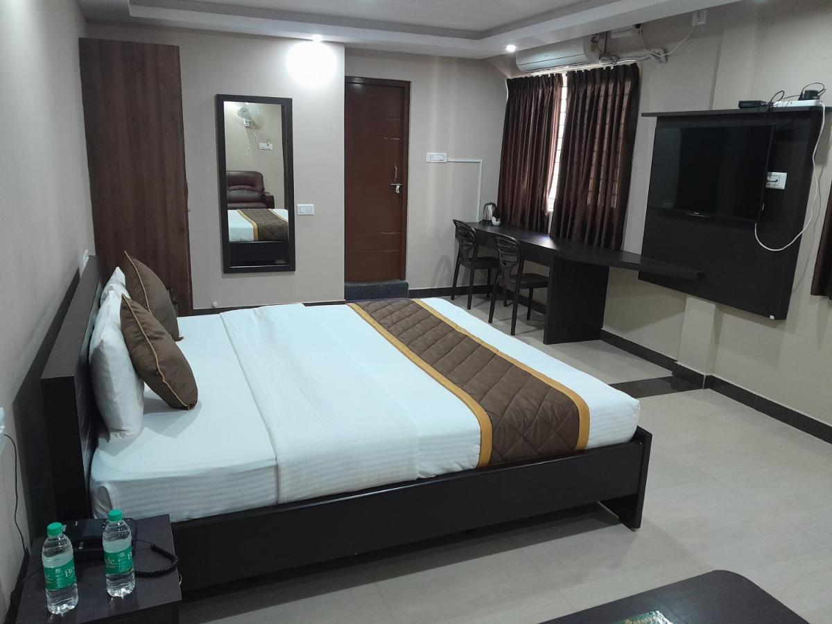 The Nisarga Grand Hotel Bangalore Bagian luar foto